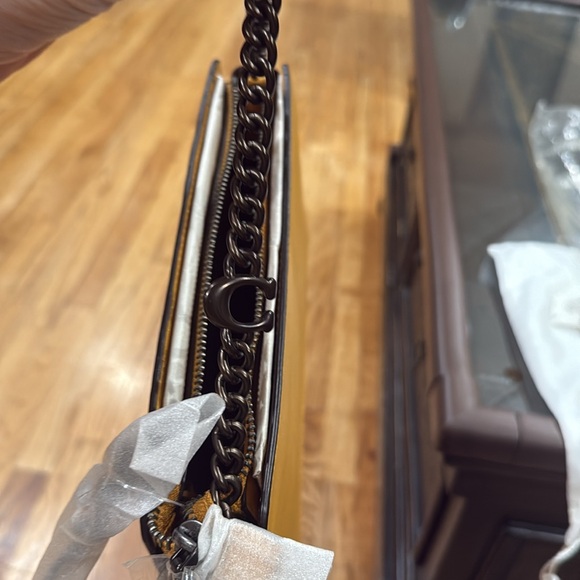 Coach crossbody -mustard -W’s Authentic - Picture 9 of 10